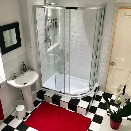 Gaia House, Privatunterkunft